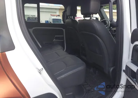 2024 Land Rover Defender 110 P300 z USA, uszkodzony, nr VIN SALEJ7EX7R2288207